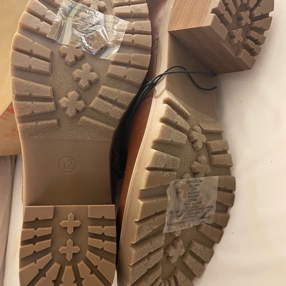 Ladies, 12, fur lined ankle boots. - Picture 4 of 4